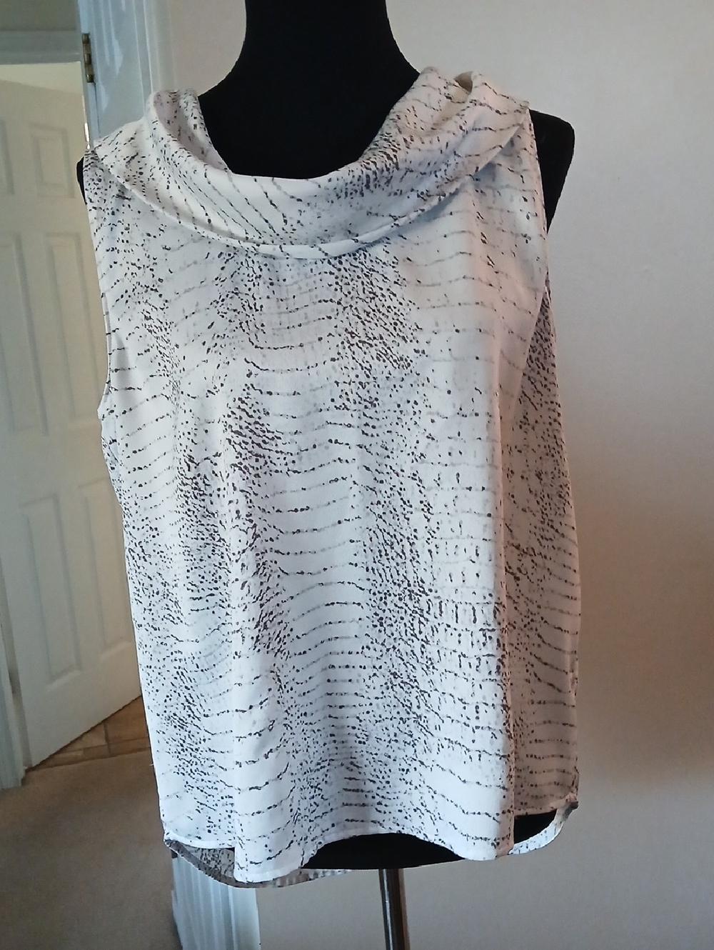 💓$3 for $15  Halston White Sleeveless Cowl Neck Printed Camisole